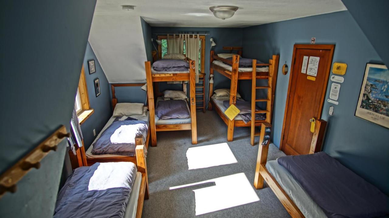 Up The Creek Backpacker'S Lodge Roberts Creek Exterior photo